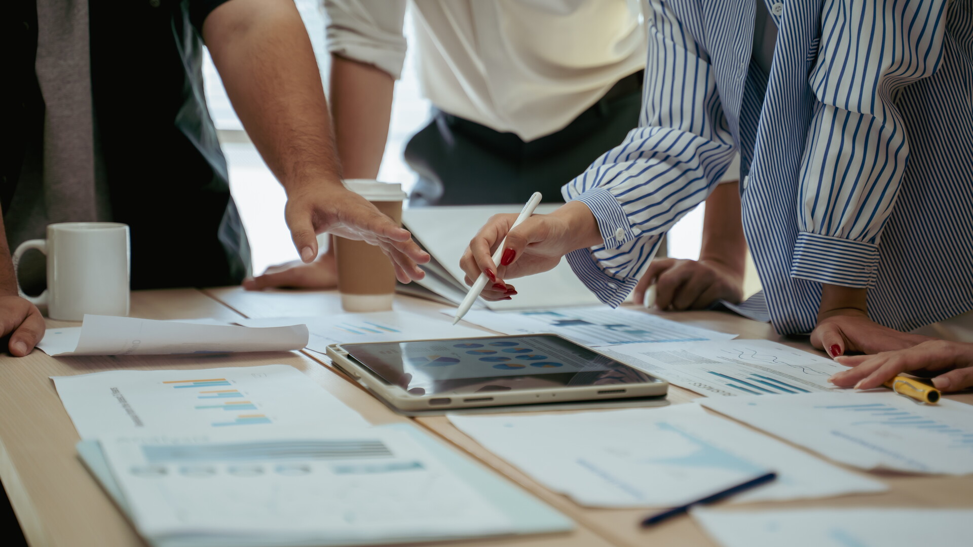 Immobilienmakler bei der Beratung zur optimalen Preisstrategie für den Hausverkauf