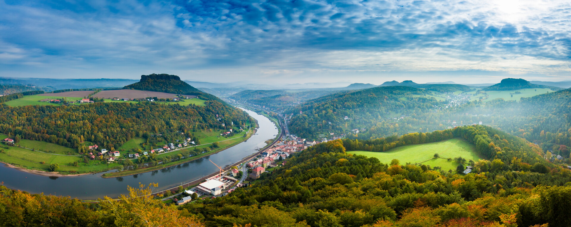 Panorama-Luftaufnahme der Stadt Riesa mit der Elbe und angrenzenden Wohngebieten