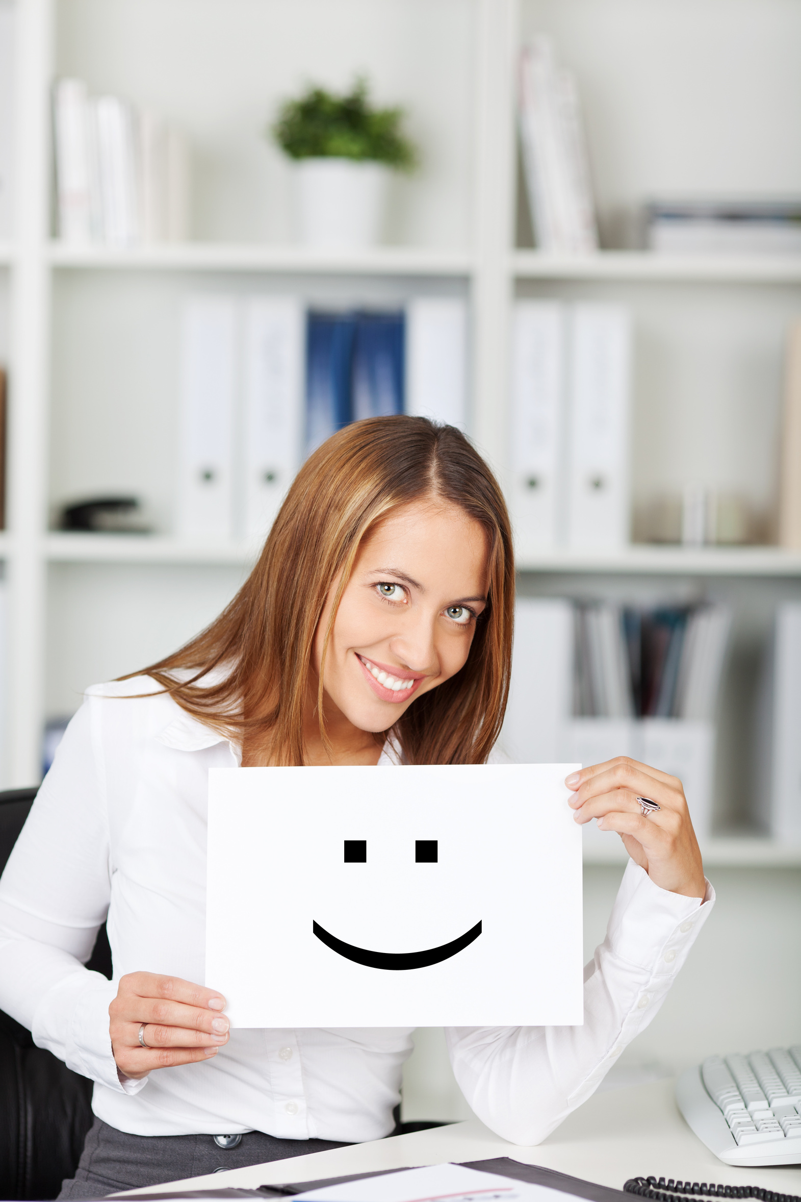 lächelnde frau zeigt smiley