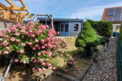 Gartenbereich mit Holzhaus