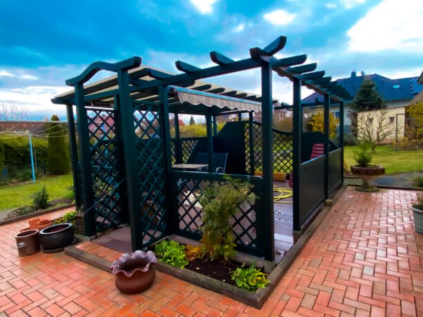 Terrasse / Freisitz, teilüberdacht