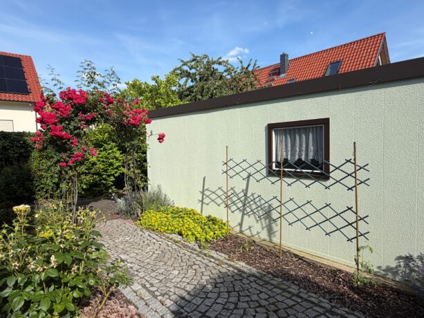 Außenansicht Blick zur Garage