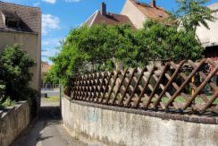 Fußweg an Grundstücksgrenze