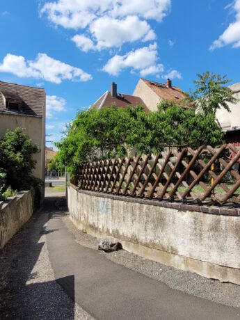 Fußweg an Grundstücksgrenze