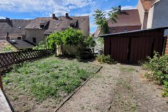 Garage mit kleiner Gartenfläche