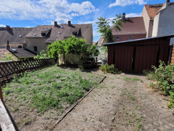 Garage mit kleiner Gartenfläche