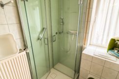 kleines Badezimmer mit Dusche