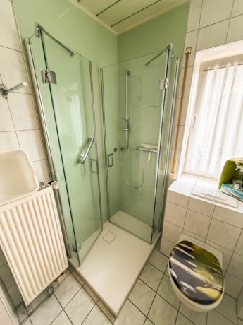 kleines Badezimmer mit Dusche
