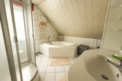 großes Badezimmer mit Dusche und Wanne