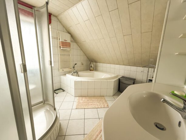 großes Badezimmer mit Dusche und Wanne