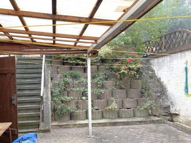 teilüberdachter Hof