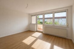Wohnzimmer mit Balkonzugang