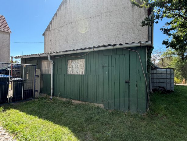 Schuppen an Garage